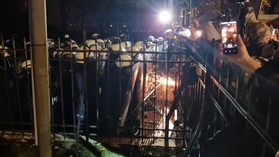 Presidente da Polônia interrompe viagem após premiê ser acusado de “golpe”