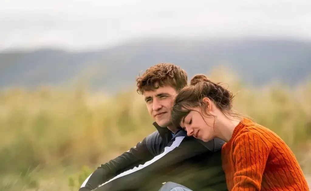 “Pessoas Normais” volta ao streaming após 4 anos indisponível no Brasil