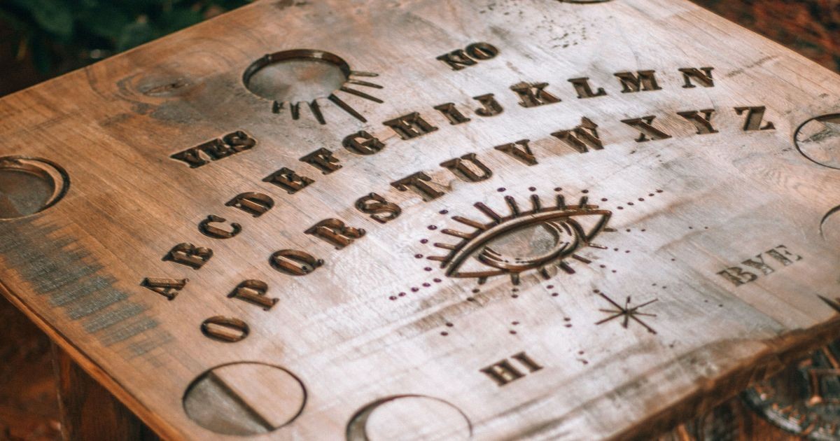 Qual a origem do tabuleiro Ouija, que supostamente contata espíritos e faz sucesso em histórias de filmes de terror