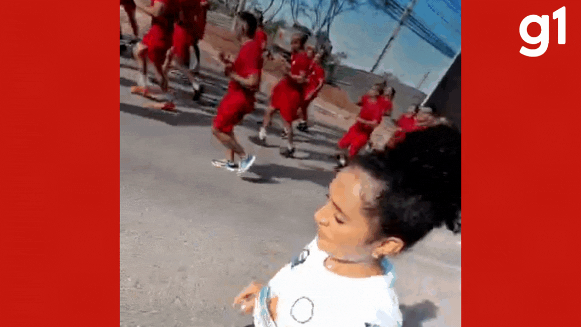 VÍDEO: bombeiros cantam ‘Corridinha Mixuruca’ e divertem corredora em prova de Cuiabá