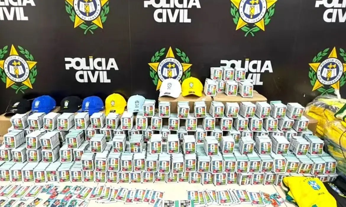 RJ: Polícia apreende mais de 200 mil figurinhas falsificadas da Copa