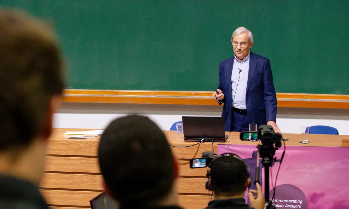Nobel da economia diz que impacto da IA no emprego é superestimado