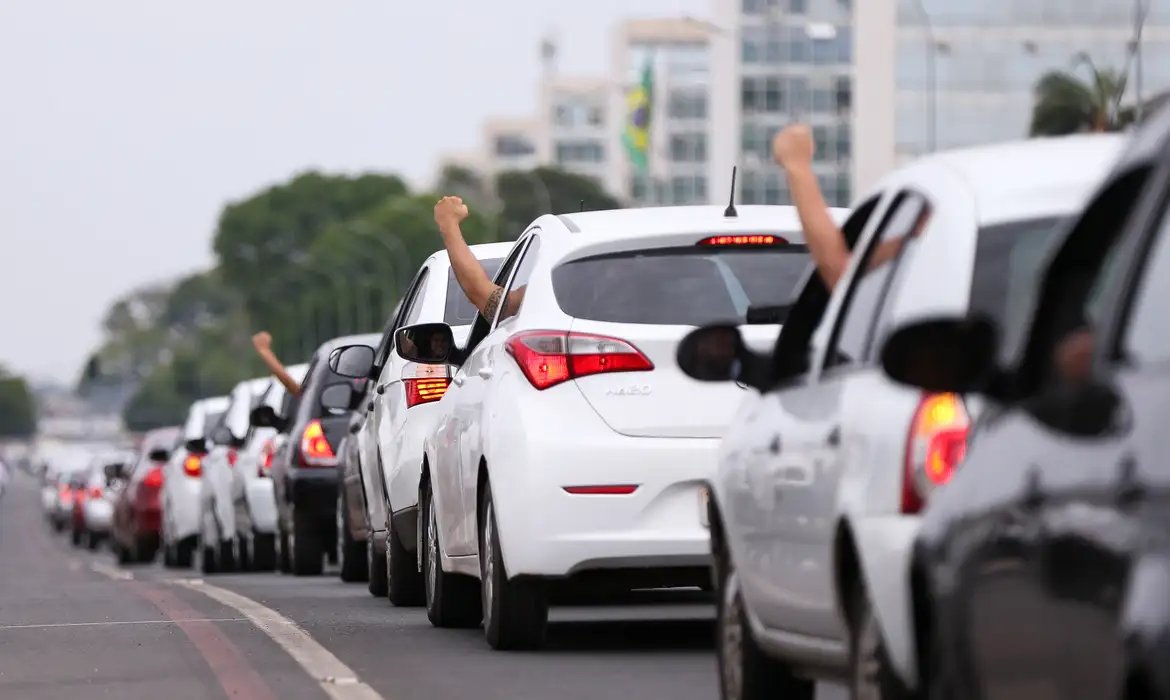 Motoristas de aplicativo caíram no “conto do vigário”, diz Sakamoto