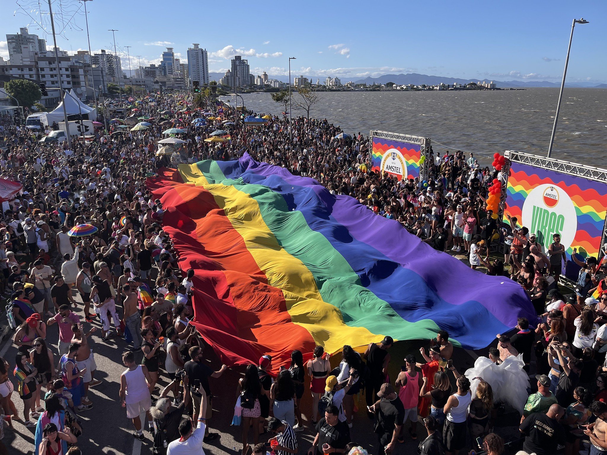 Parada LGBTI+ de Florianópolis terá Wanessa Camargo, Rita Cadillac e expectativa de 100 mil pessoas