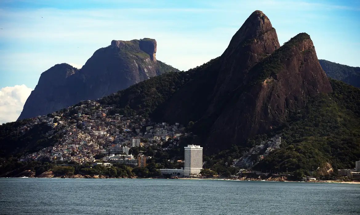 Operação policial deixa visitantes \"ilhados\" em cartão-postal do Rio