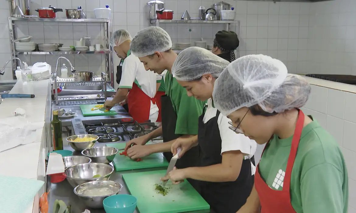 Desemprego até maio cai para 5,6%, o menor já registrado no período