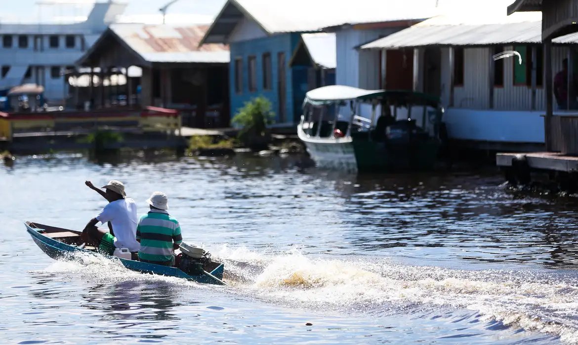 Cheia no Amazonas deixa quatro cidades em situação de emergência