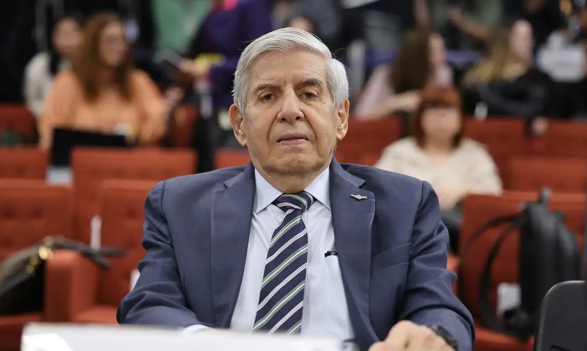 PGR é a favor de prisão domiciliar humanitária para general Heleno
