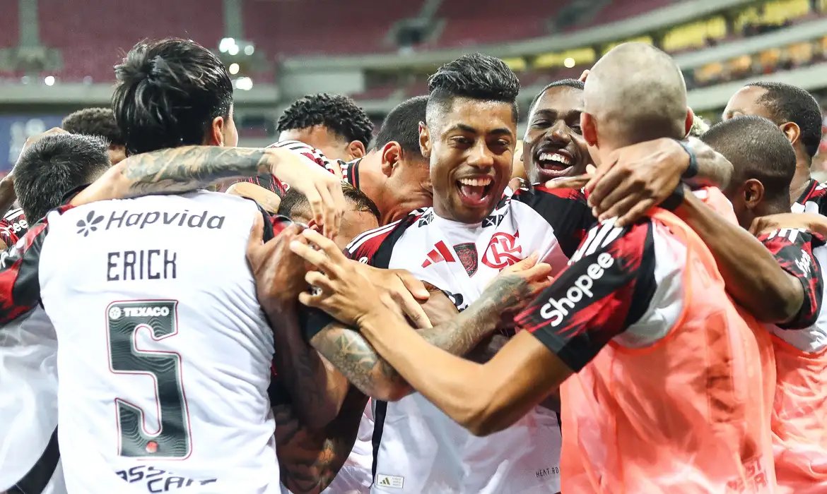 Flamengo goleia Sport e assume liderança; Santos derrota Palmeiras
