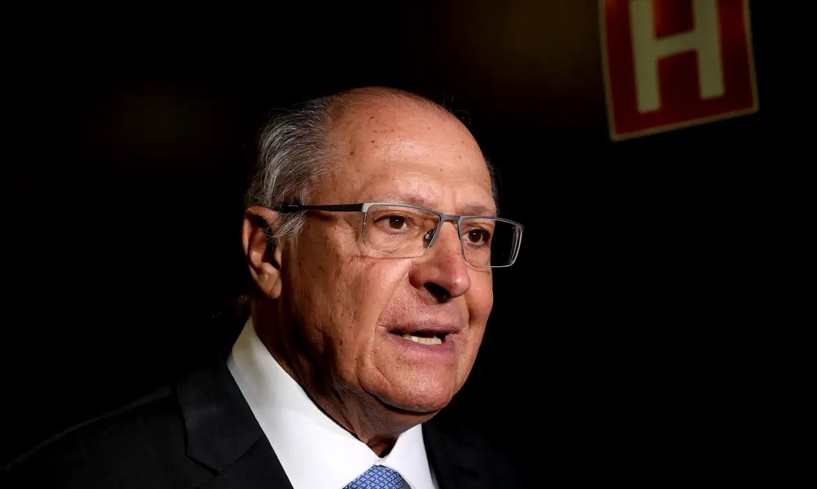 Governo prioriza abastecimento e segurar preço do diesel, diz Alckmin