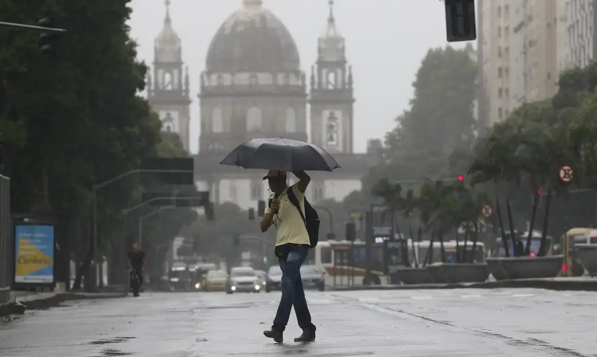 Chuvas intensas no Rio de Janeiro levam ao acionamento da Marinha
