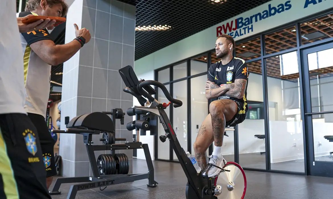 Neymar faz novo exame e segue sem treinar na seleção brasileira