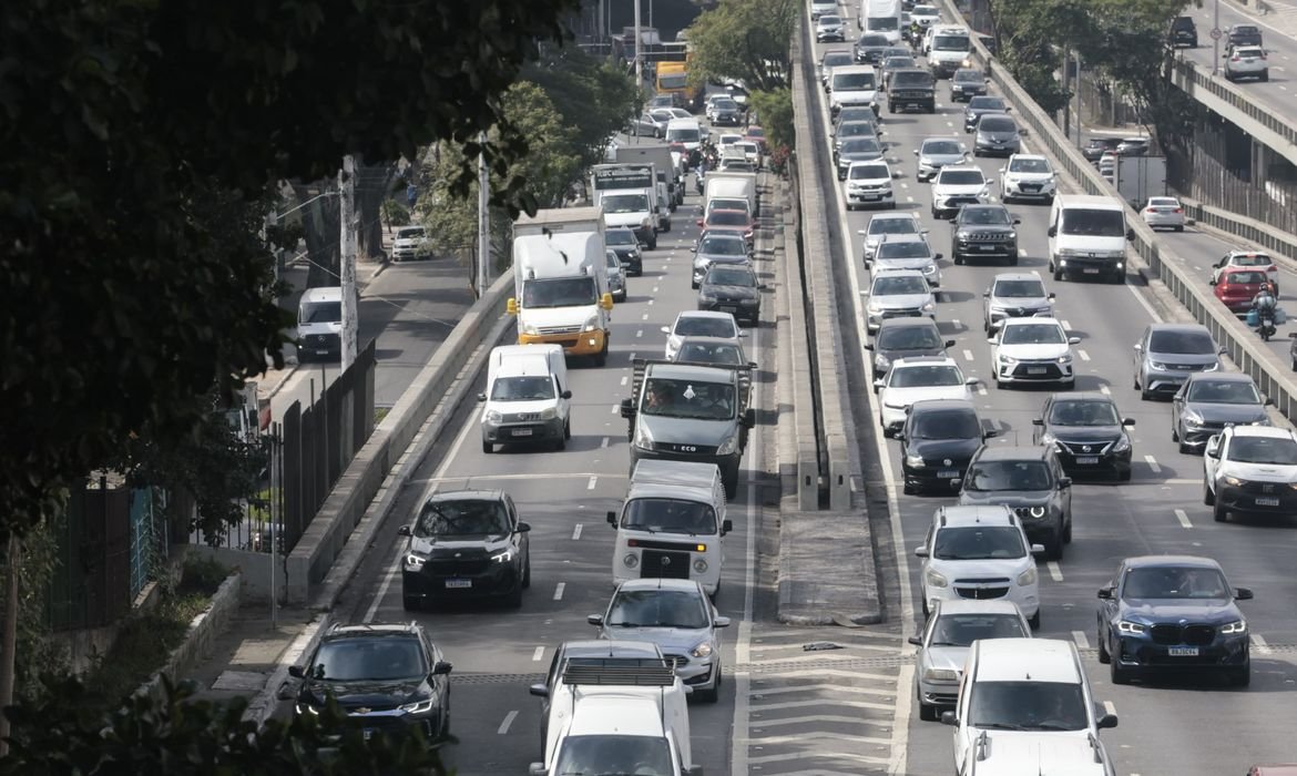 Paralisação de trens causa congestionamento nas ruas de SP