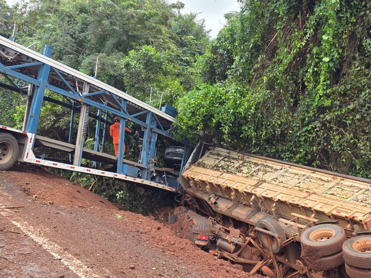 Batida entre carreta cegonha e bitrem deixa três feridos na MT-358