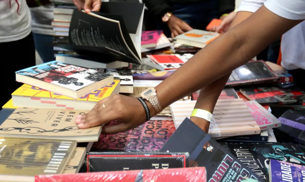 Festival Literário Fliaraxá reúne escritores nacionais e estrangeiros