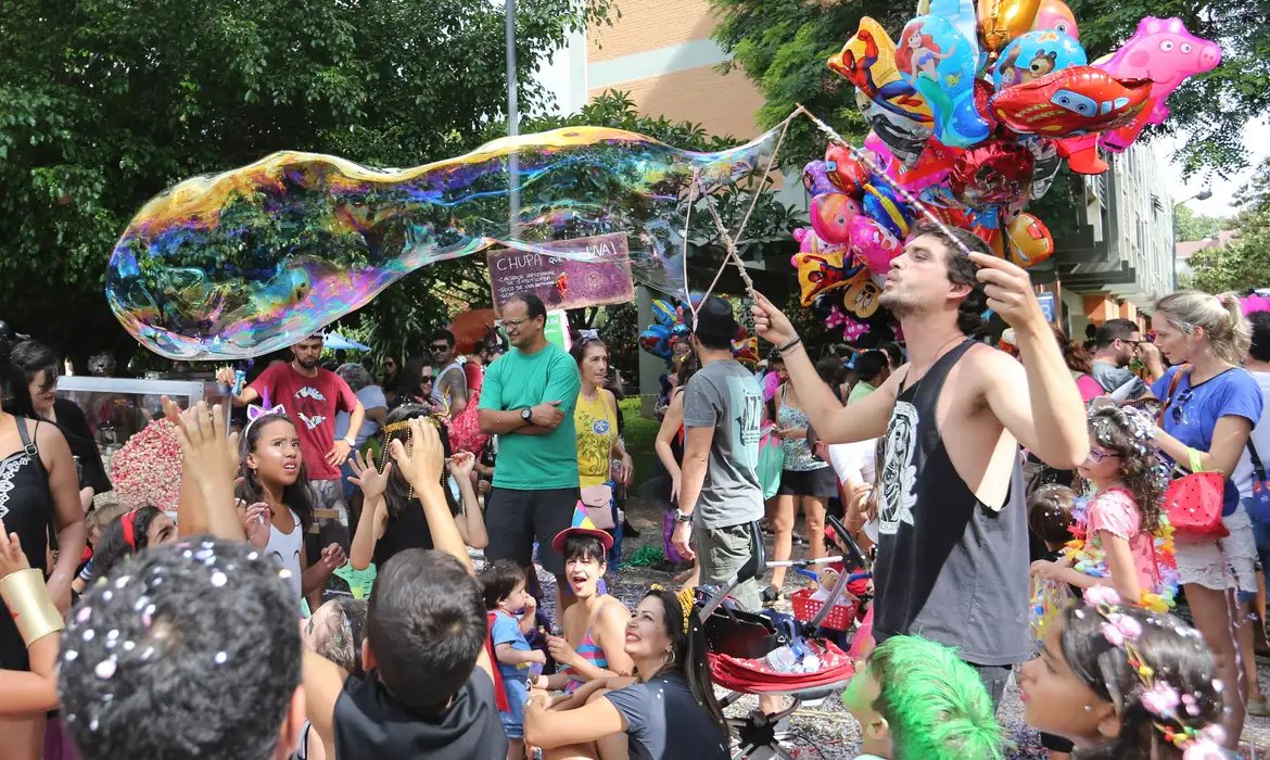 Carnaval: pais não devem postar imagens de crianças, diz pesquisador