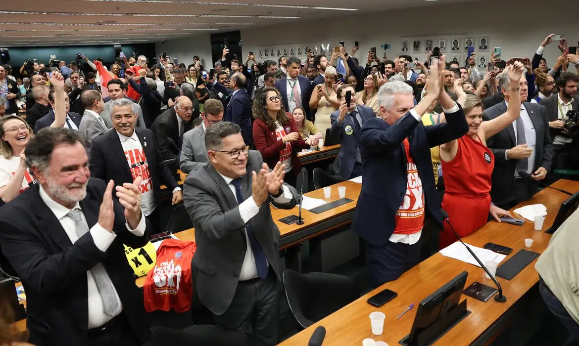 Comissão aprova relatório de PEC que acaba com escala 6X1