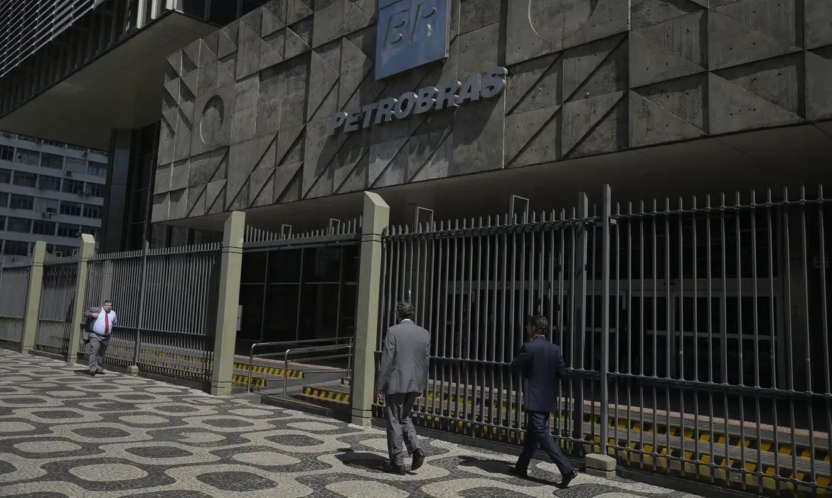Petroleiros aprovam greve nacional a partir de segunda-feira