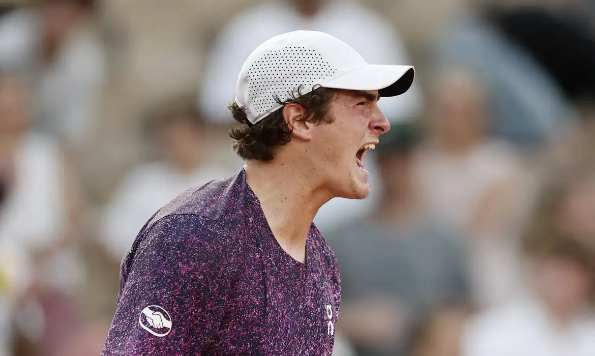 João Fonseca vira sobre croata e vai encarar Djoko em Roland Garros