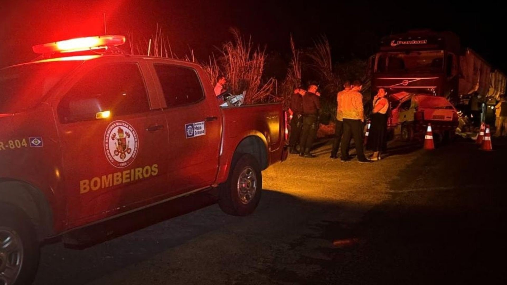 Três crianças e dois adultos morrem após carro bater de frente com carreta na MT-140