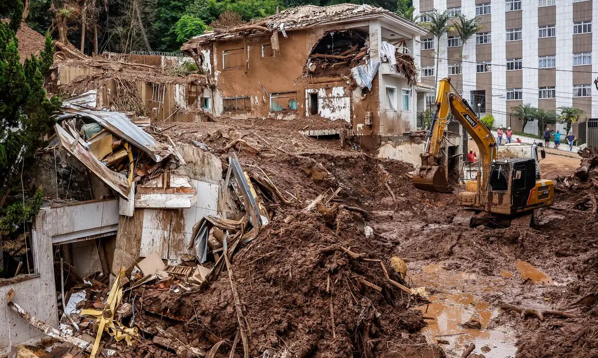 Chuvas em Minas: bombeiros buscam a última vítima desaparecida em Ubá