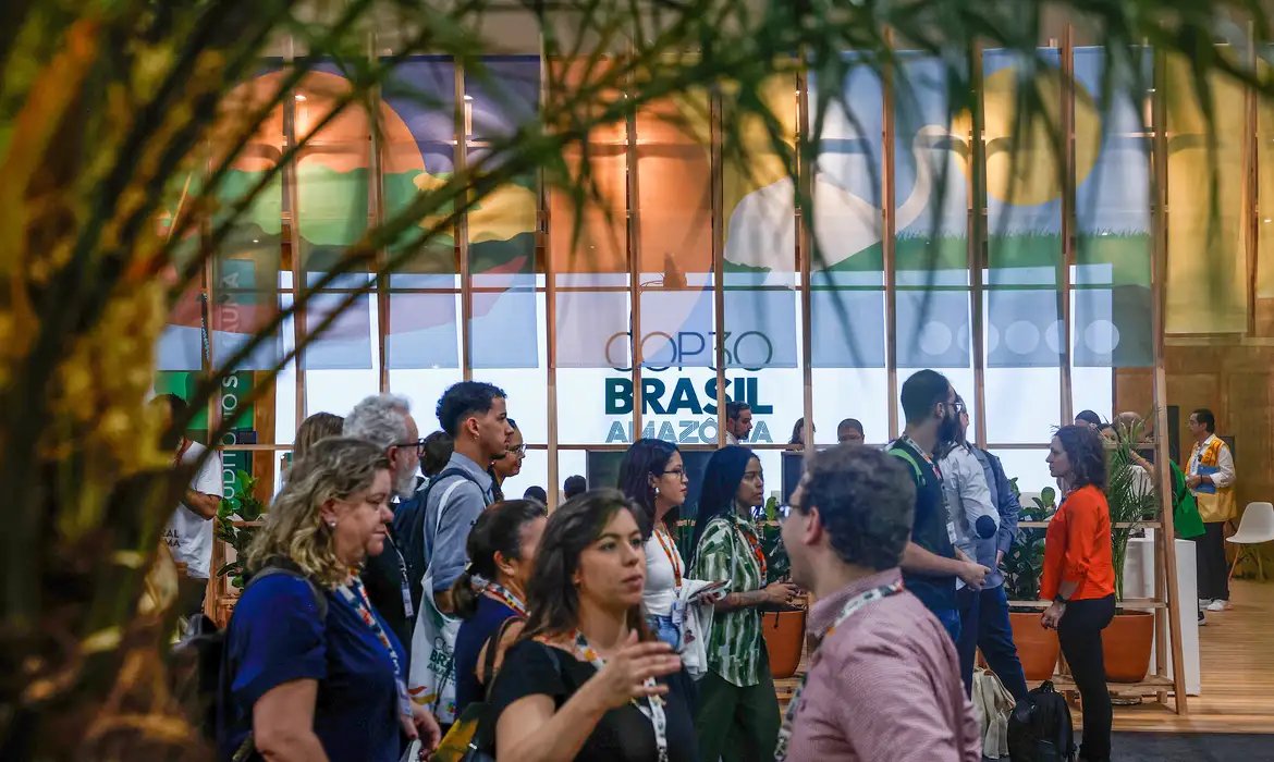 Manifestações aumentam na COP30 com reta final de negociações