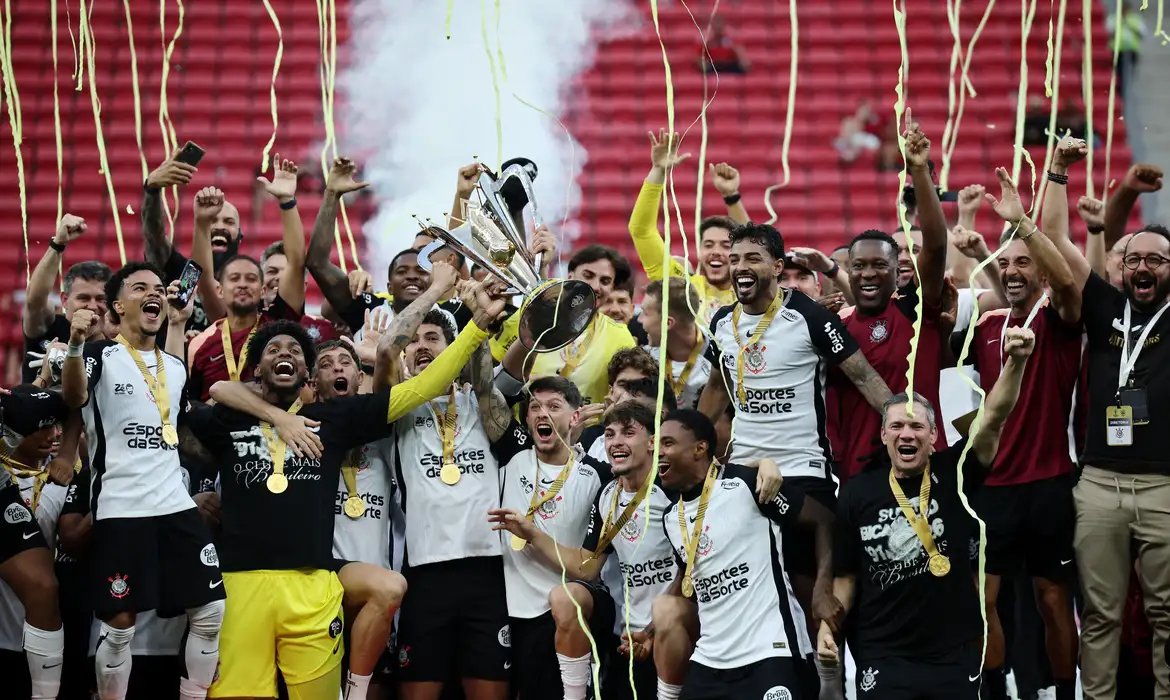 Corinthians vence Flamengo e é bicampeão da Supercopa Rei