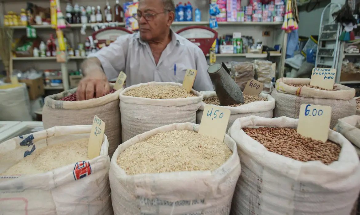Mercado eleva previsão da inflação para 4,89% este ano