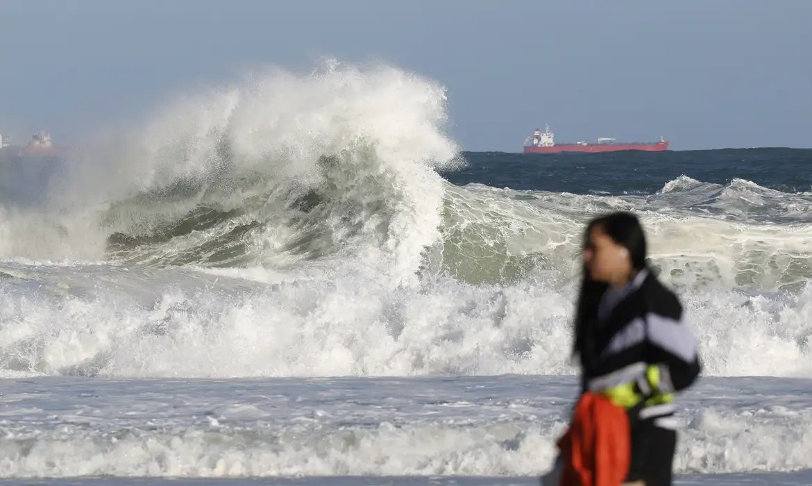 Rio entra em alerta para ressaca e ondas de até 2,5 metros