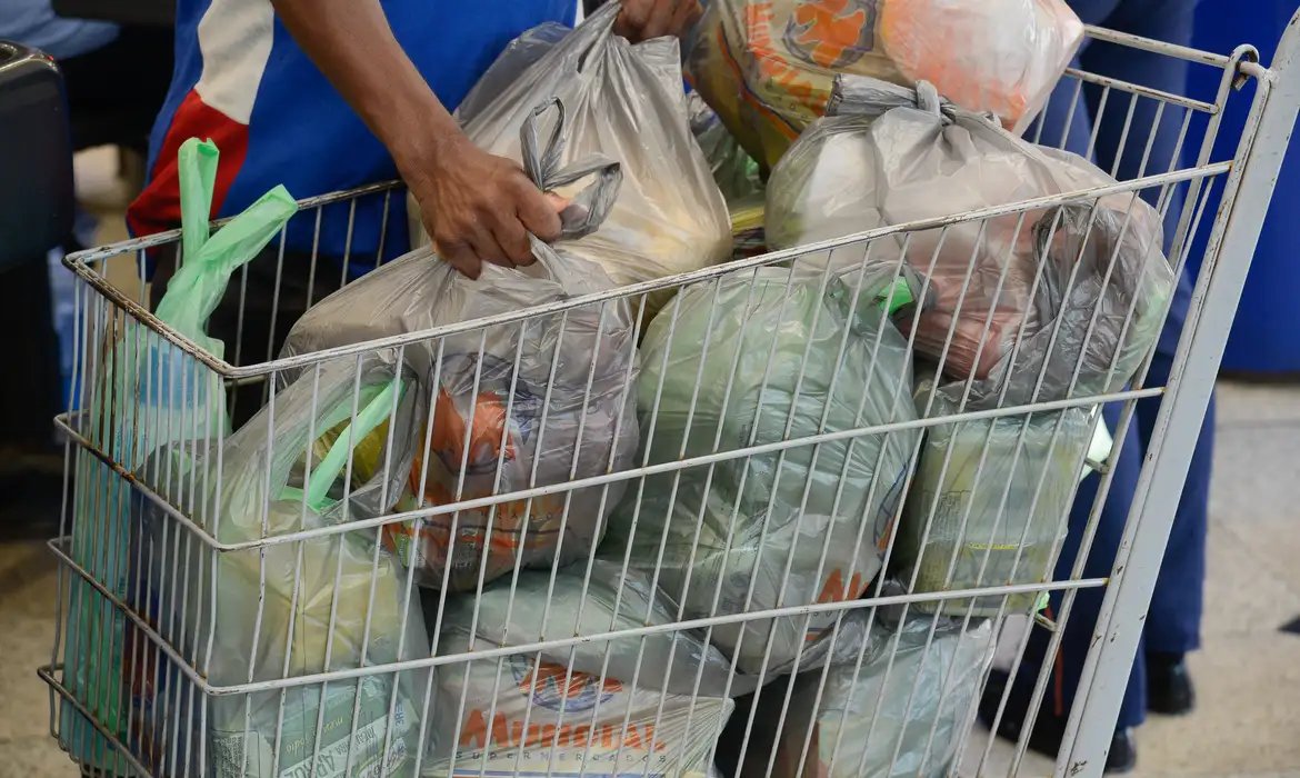 Cesta básica cai em todas as capitais do país no 2º semestre de 2025