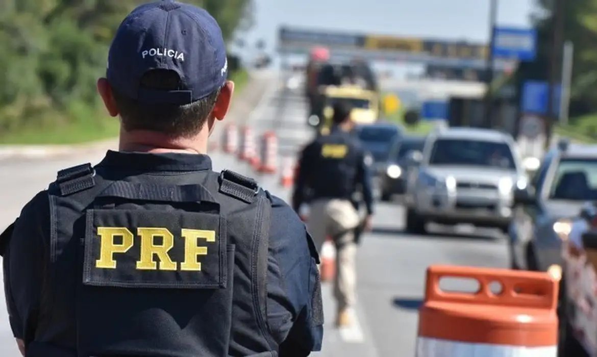 PRF apreende 26 fuzis durante abordagem a caminhão no Paraná