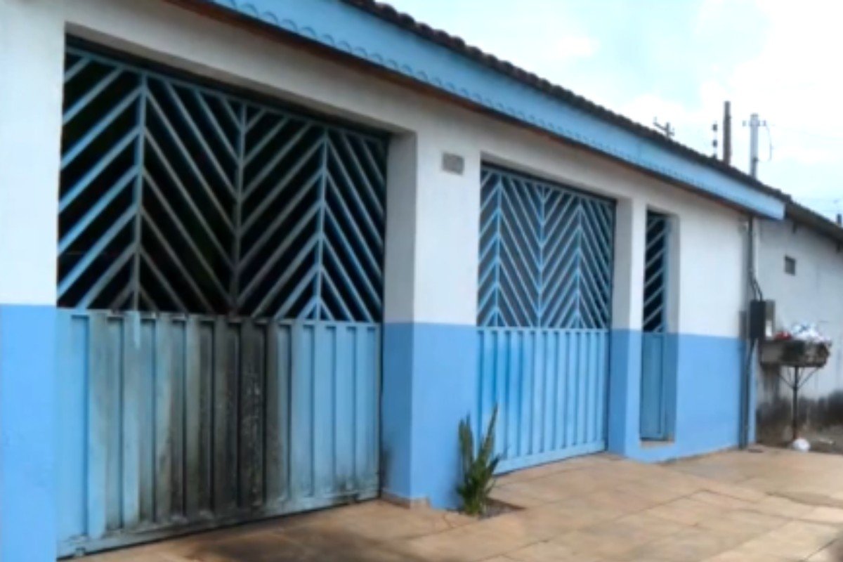 Homem é procurado por atear fogo numa casa em Cuiabá; mãe e filha relatam susto