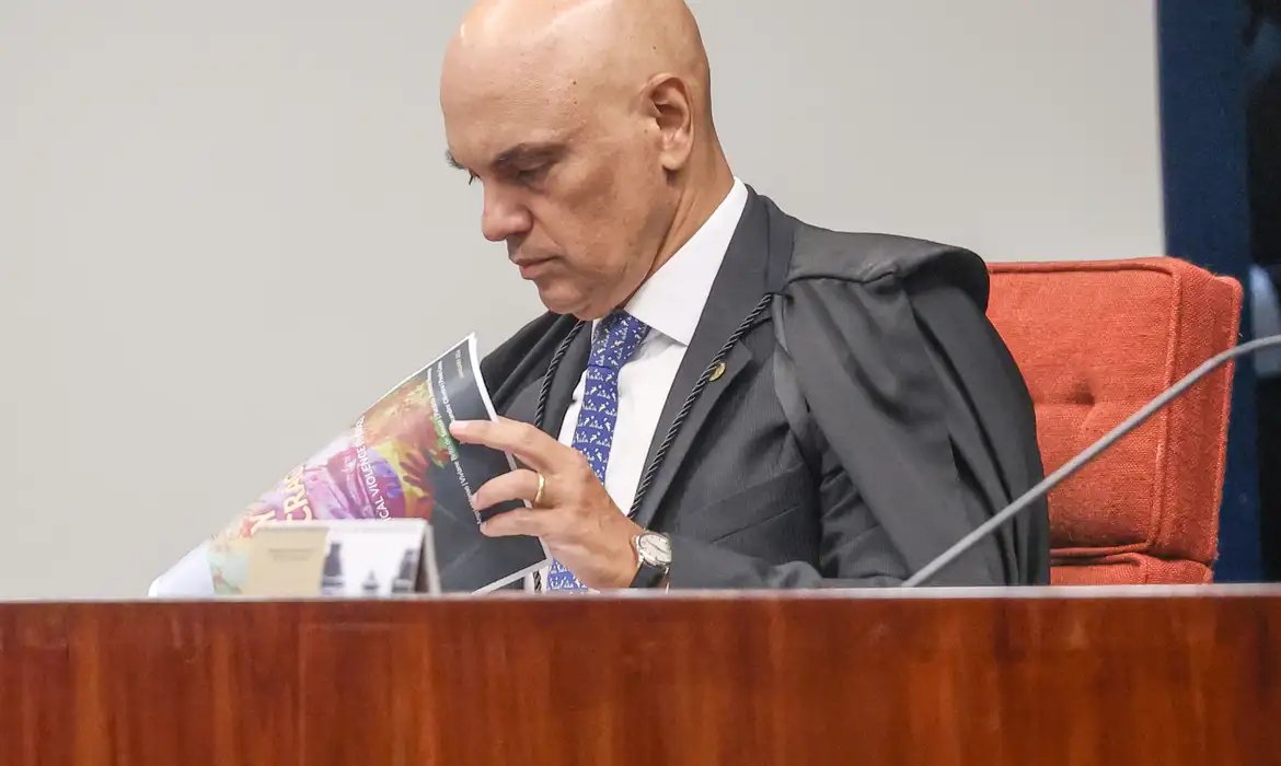 Moraes dá 24 horas para Bolsonaro explicar arma apreendida em blitz