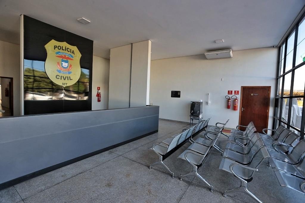 Mulher suspeita de integrar facção ameaça jornalista após prisão por cárcere de motorista e roubo de casa em MT