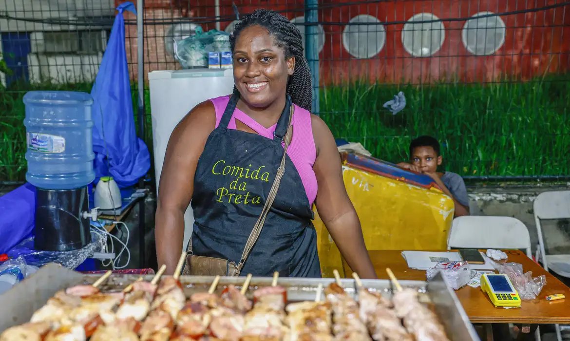 Mães ambulantes cobram pontos de apoio para crianças no carnaval