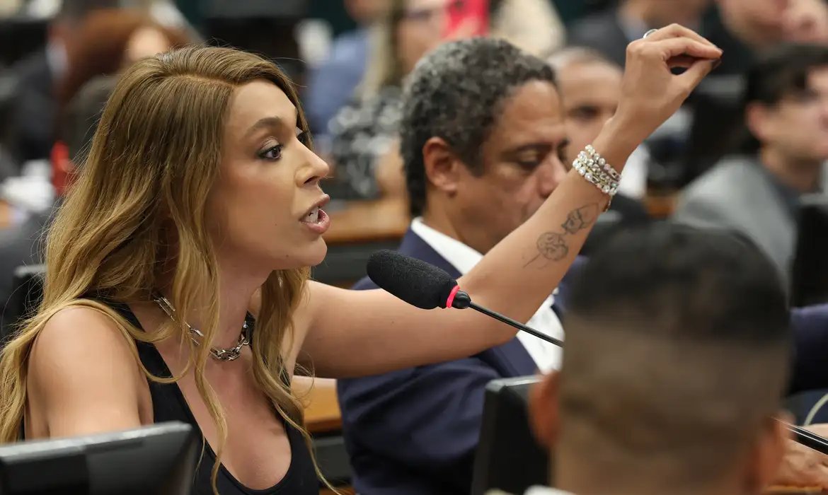 Erika Hilton rejeita negociação sobre compensações na PEC da 6x1 