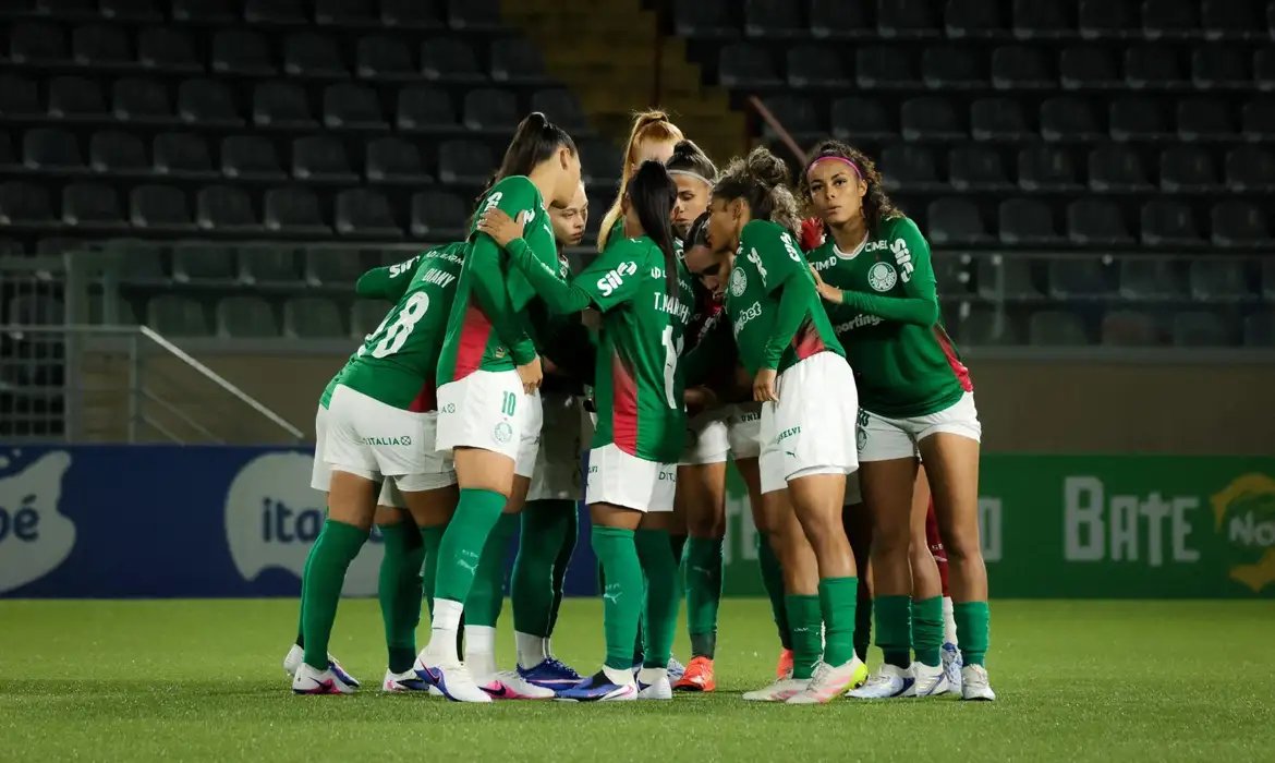 Palmeiras derrota Botafogo e se aproxima da liderança no BR Feminino