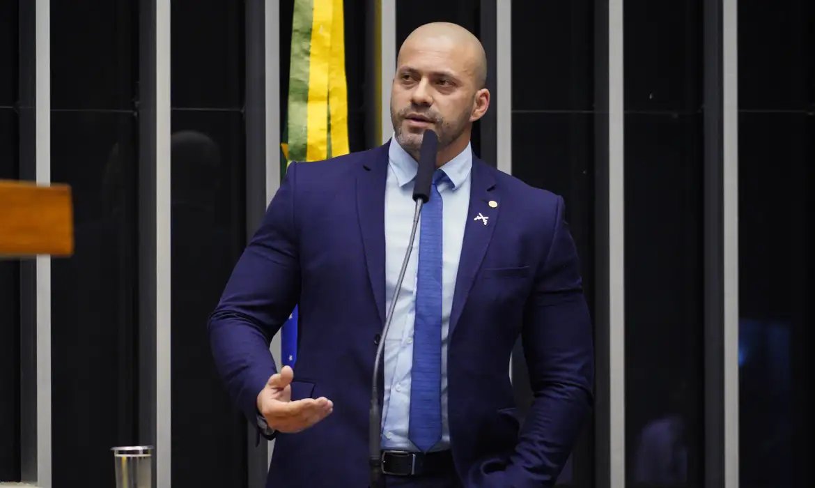 Moraes dá 48h para Daniel Silveira explicar publicação de vídeo no X