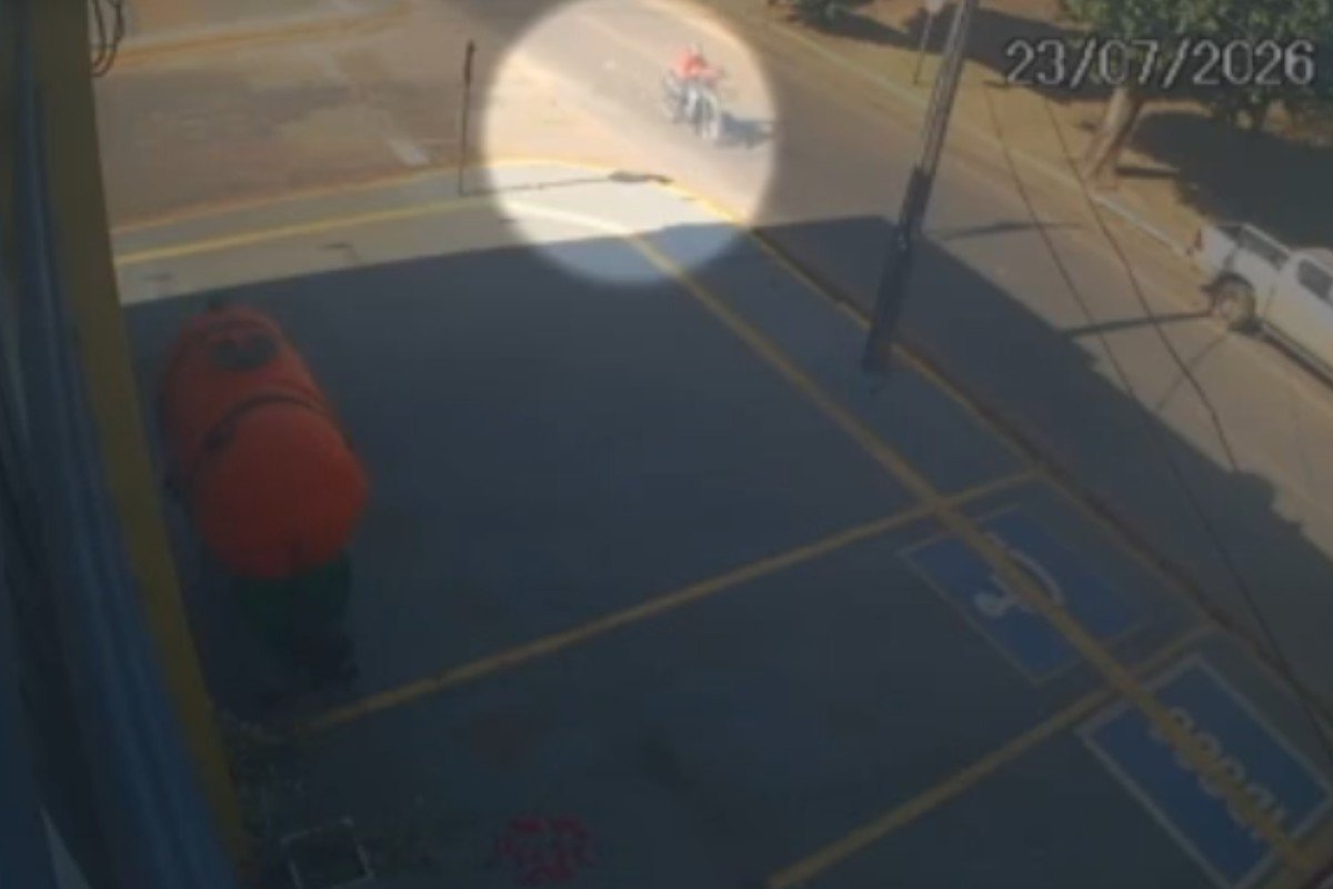 Cliente encontra R$ 1,5 mil na rua e usa câmeras para localizar motociclista que perdeu em MT; vídeo