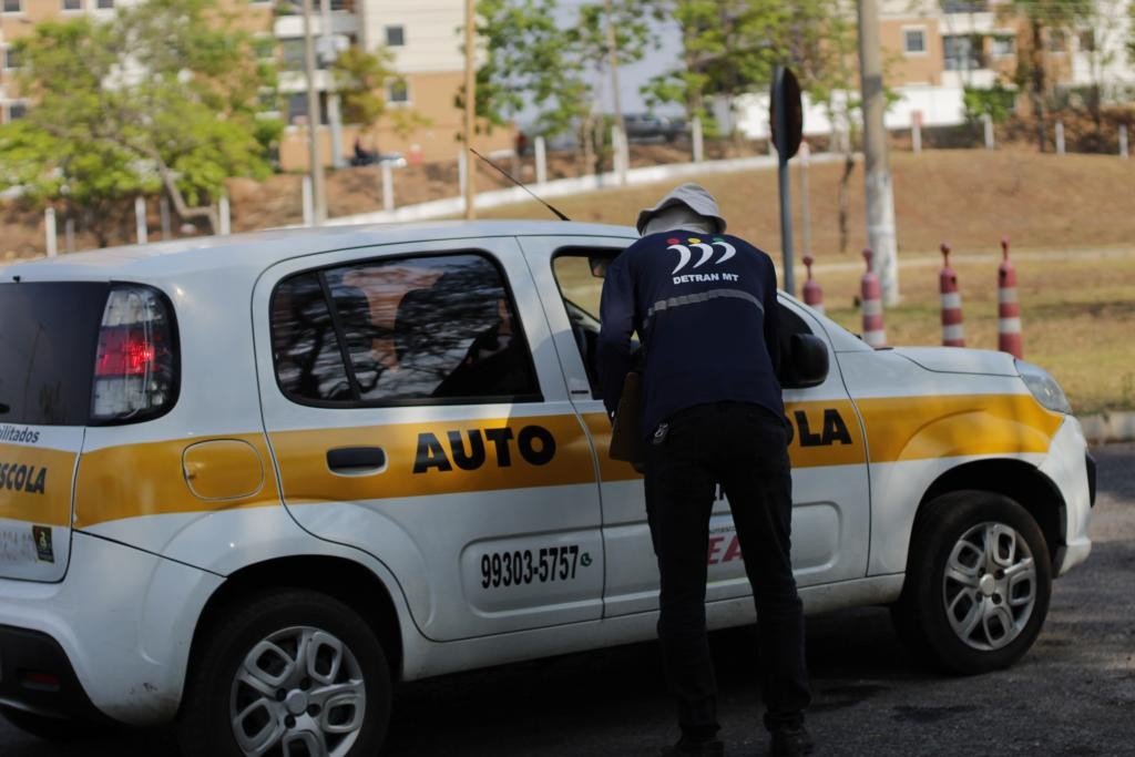 Mudanças na CNH: alunos podem cancelar contrato de autoescola e pedir reembolso; entenda