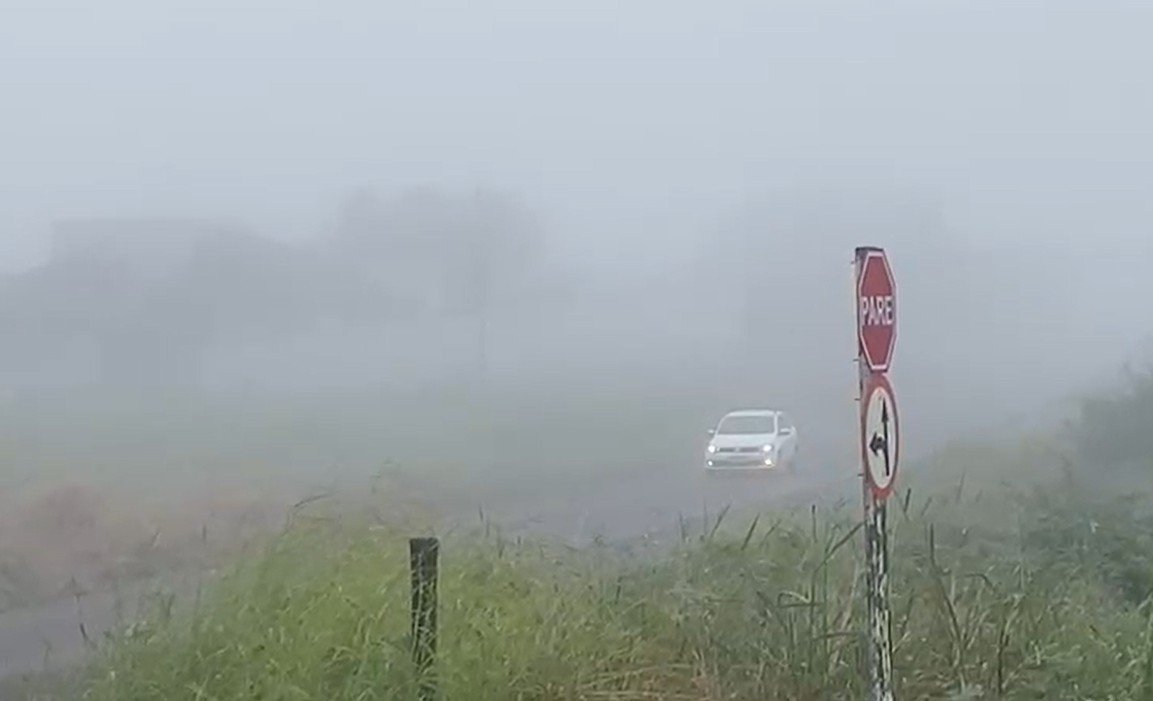 VÍDEO: névoa intensa cobre estradas após chegada de frente fria em Tangará da Serra (MT)