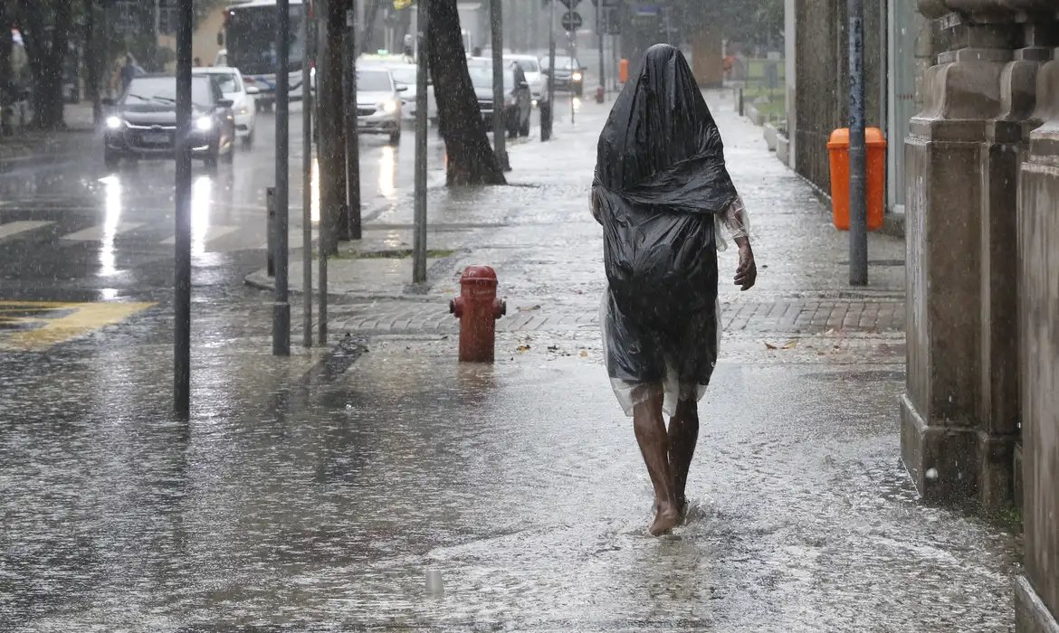 Inmet emite alerta laranja para tempestades no país até sábado