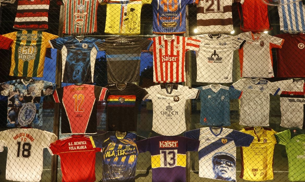Memórias da Várzea: exposição conta histórias do futebol comunitário 