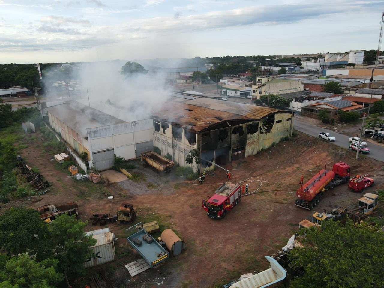 Galpão abandonado da Secretaria de Saúde pega fogo pela 2ª vez em 3 meses em MT
