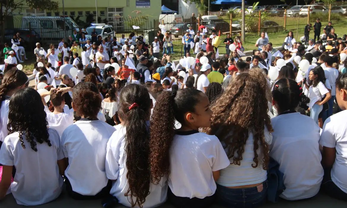 Congresso inclui política e direitos da cidadania no currículo escolar