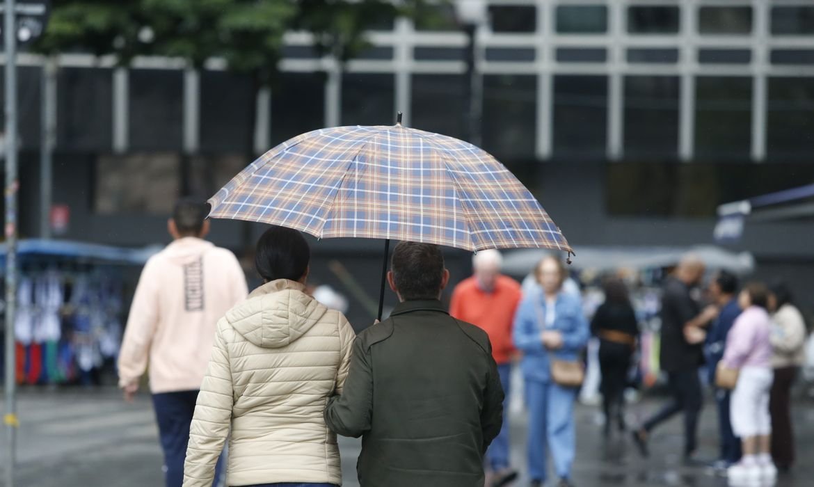 Frente fria provoca chuvas e queda de temperatura no centro-sul
