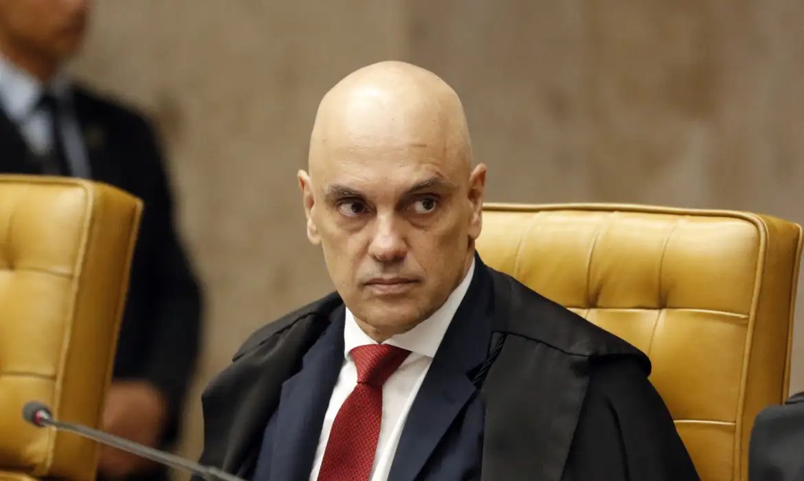 Moraes suspende visitas de Flávio a Bolsonaro na prisão domiciliar