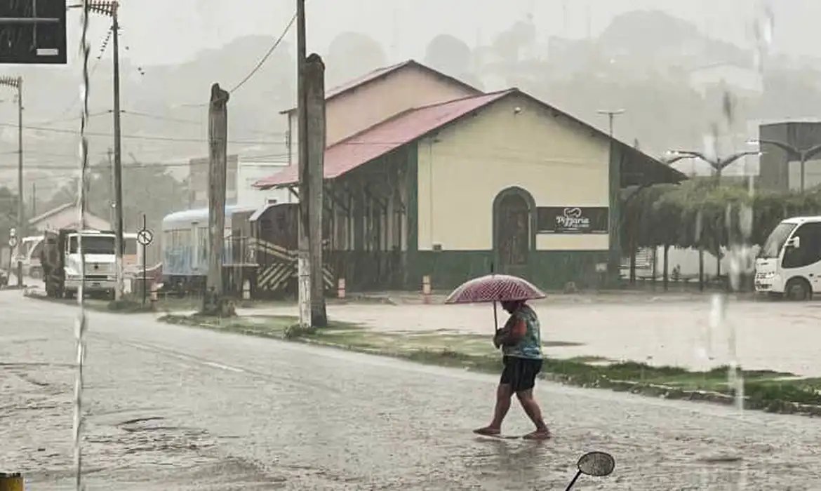 Inmet alerta para chuva intensa em cidades do Nordeste e do Norte