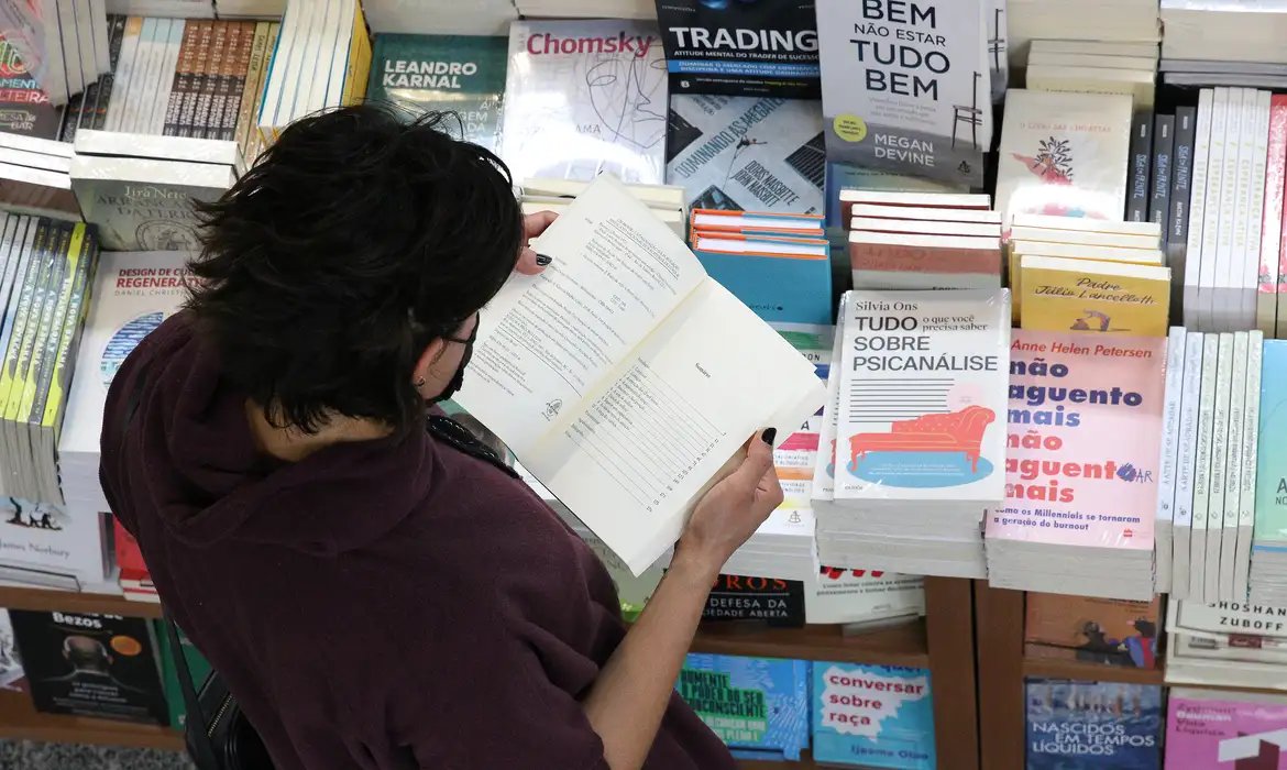 Setor editorial e de livros registra expansão de 13% entre 2023 e 2025
