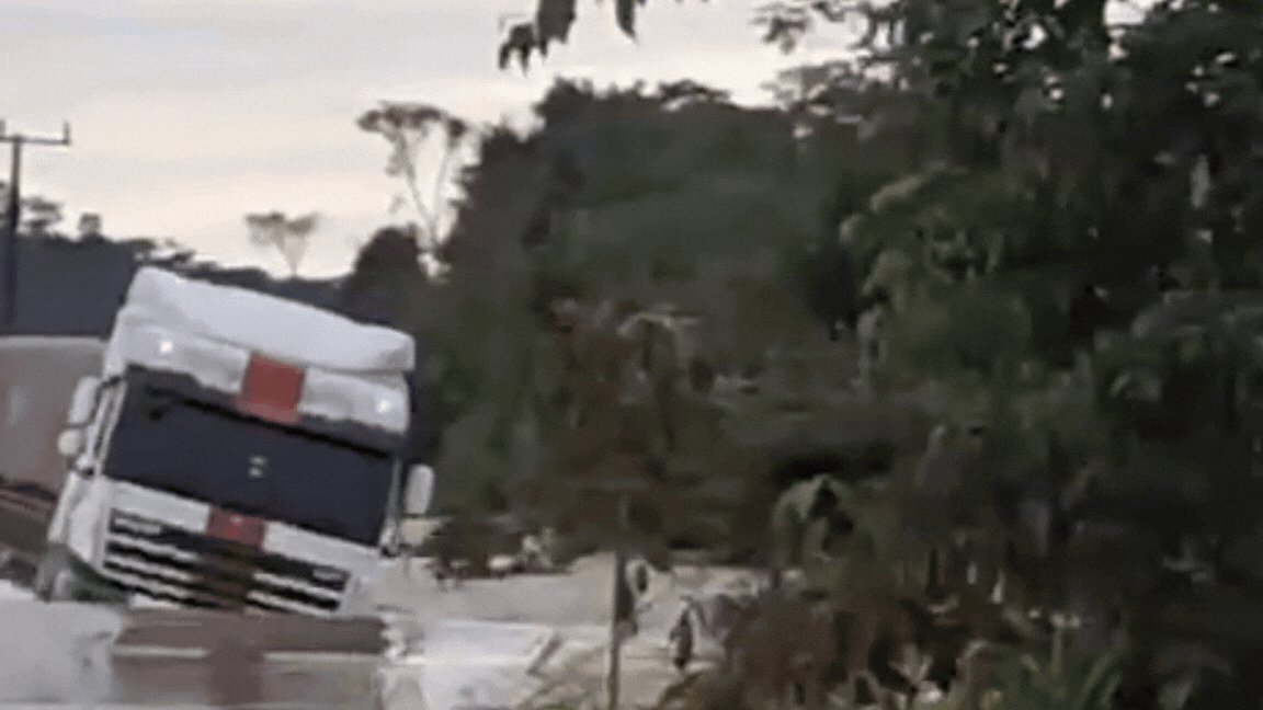VÍDEO: carreta tomba após estrada de acesso a fazendas e comunidade indígena ficar alagada em MT